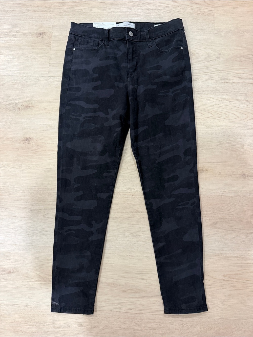 New Sanctuary Size 8 Women’s Black Camo Slim Jeans